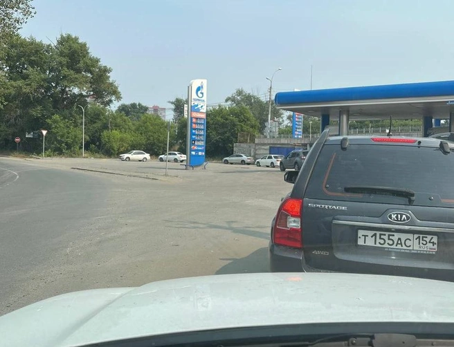 Очередь на проезде Энергетиков | Источник: «Где залить? Новосибирск» / t.me