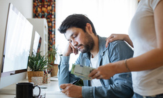 Стоит ли давать мужу деньги: объясняет финансист