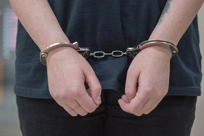 Трое парней в Якутске ограбили мужчину за плохое отношение к девушкам