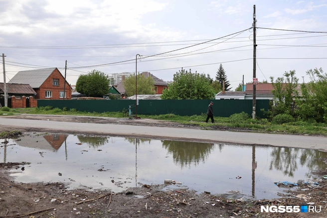 Тротуар, с помощью которого спасаются пешеходы | Источник: Евгений Софийчук / NGS55.RU