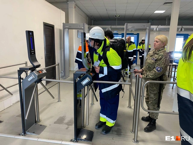 Чтобы пройти через турникет, нужно дыхнуть в алкорамку. Пьяных тестер не пропустит | Источник: Ирина Порозова / E1.RU