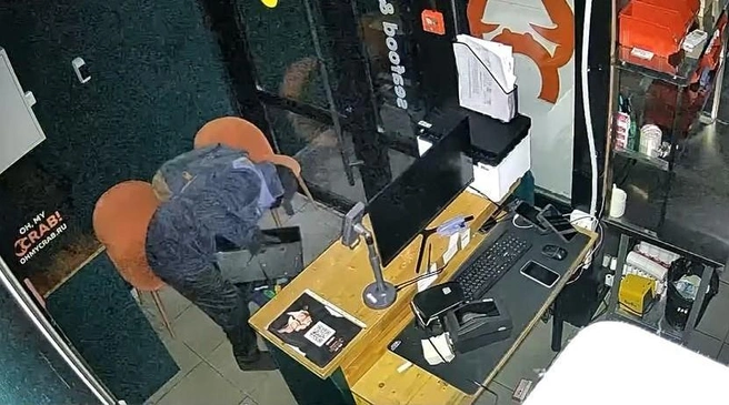 Мужчина вырвал денежный ящик и забрал с собой | Источник: Егор Морозов