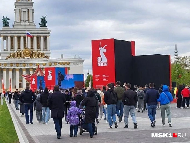 Многие пришли на гуляния с детьми | Источник: Иван Гусаров / MSK1.RU