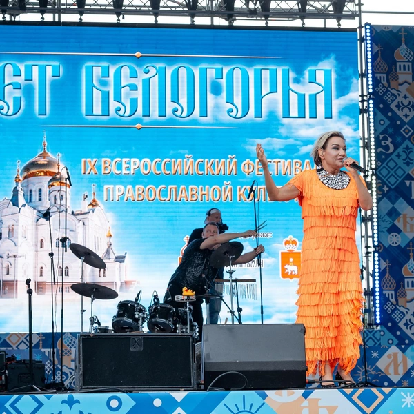 Татьяна Буланова вышла на сцену в ярко-оранжевом платье | Источник: Павел Семянников
