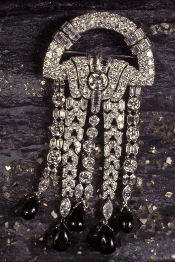 Брошь Van Cleef &amp; Arpels, 1925. Была подарена монакским принцем Ренье своей невесте Грейс Келли | Источник: Alain BENAINOUS/Gamma-Rapho via Getty Images