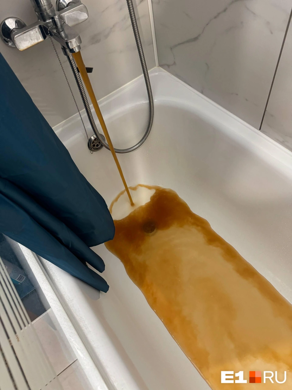 Бывает, что из-под крана течет и откровенно ржавая вода | Источник: читатель E1.RU