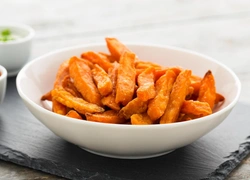 Батат в панировке всего за 15 минут — он вкуснее и полезнее картошки фри