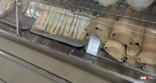 Готовые цезарь-роллы и сэндвичи  | Источник: Анастасия Сидорова / 86.RU