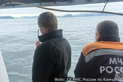 Второй день поисков трёх рыбаков в Авачинском заливе безрезультатен