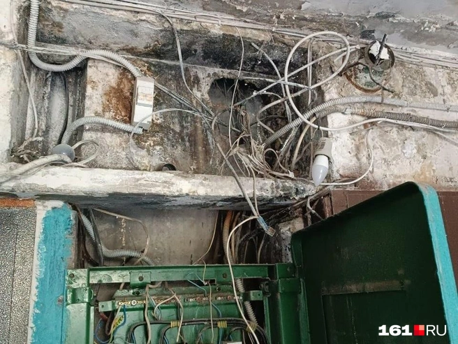 В аварийном состоянии и подъезды из-за сырости | Источник: жители дома