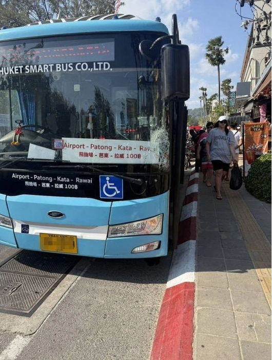 Затормозить водитель автобуса не успел | Источник: Khao Phuket