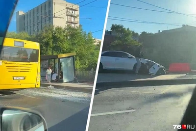 В центре Ярославля в ДТП с автобусом разбита остановка