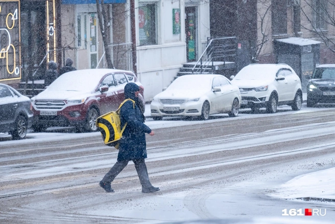 Курьеры востребованы в такую погоду особенно | Источник: Евгений Вдовин / 161.RU