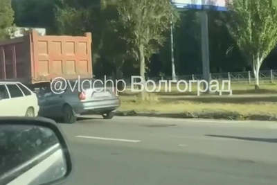 В Волгограде Chevrolet залетела под самосвал