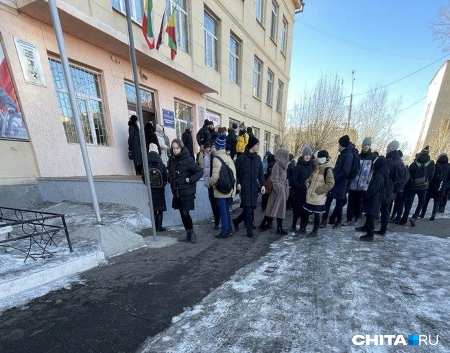 Дети пока ждут на улице | Источник: очевидец