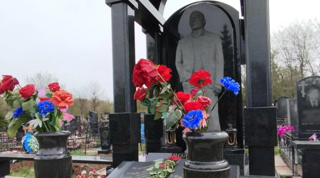 Красные гвоздики символизируют любовь, синие&nbsp;— преданность | Источник: Антон Селиверстов / UFA1.RU