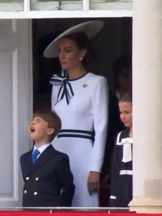 Маленький бунтарь: как принц Луи зевал и веселил маму на Trooping the Colour