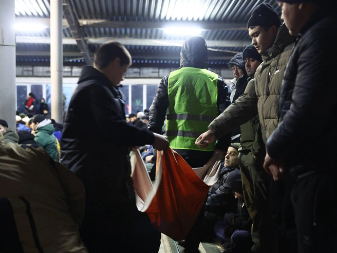 В ходе мероприятия организовали сбор пожертвований на строительство медресе — мусульманского учебного заведения. | Источник: Александр Ощепков / NGS.RU