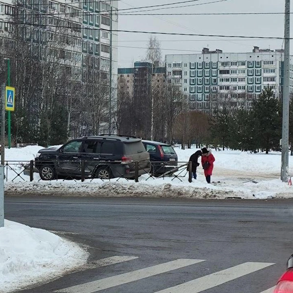 Большегруз выбросил с дороги два автомобиля в Приморском районе. Видео | Источник: Мегаполис | ДТП и ЧП | Санкт-Петербург | Питер