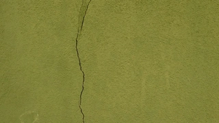 Как заделать трещину в стене