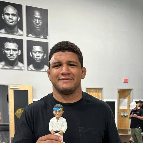 Гилберт Бернс держит мини-версию себя | Источник: Александр Пахомов / личный архив