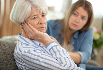 «Пожилая мать начала оскорблять меня, обвиняя во лжи и в кражах. Что случилось?»