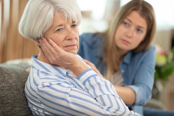 «Пожилая мать начала оскорблять меня, обвиняя во лжи и в кражах. Что случилось?»