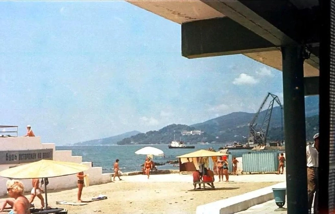 На пляже в Хосте, 1971 год | Источник: Игорь Кольцов / pastvu.com