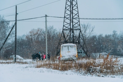 Дети идут через поле: проблемы школьных дорог в регионе