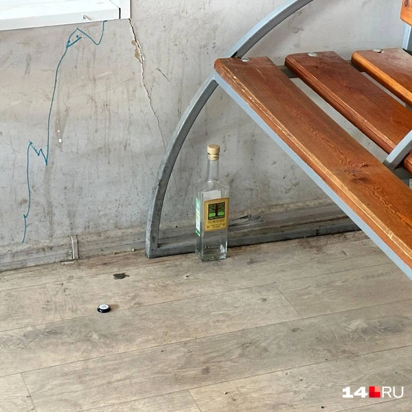 Ужасная стена и бутылка водки | Источник: Илья Константинов / 14.RU