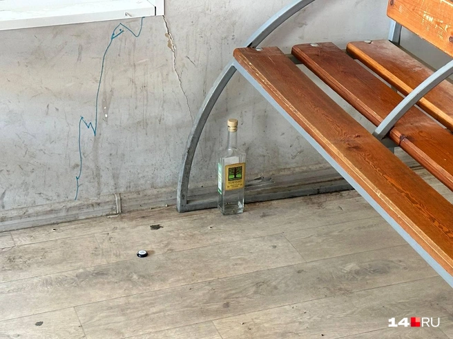 Бутылка водки на фоне грязной стены на остановке «Жорницкого» | Источник: Илья Константинов / 14.RU