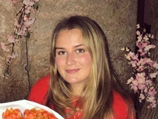 Наследница Романа Абрамовича не стесняется показывать пышные формы в откровенных нарядах