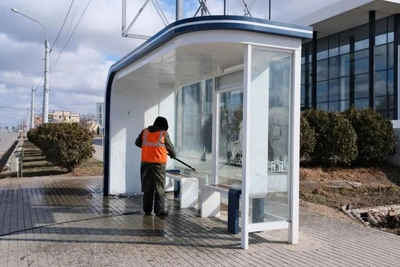 В Астрахани начали мыть дорожные ограждения и экраны