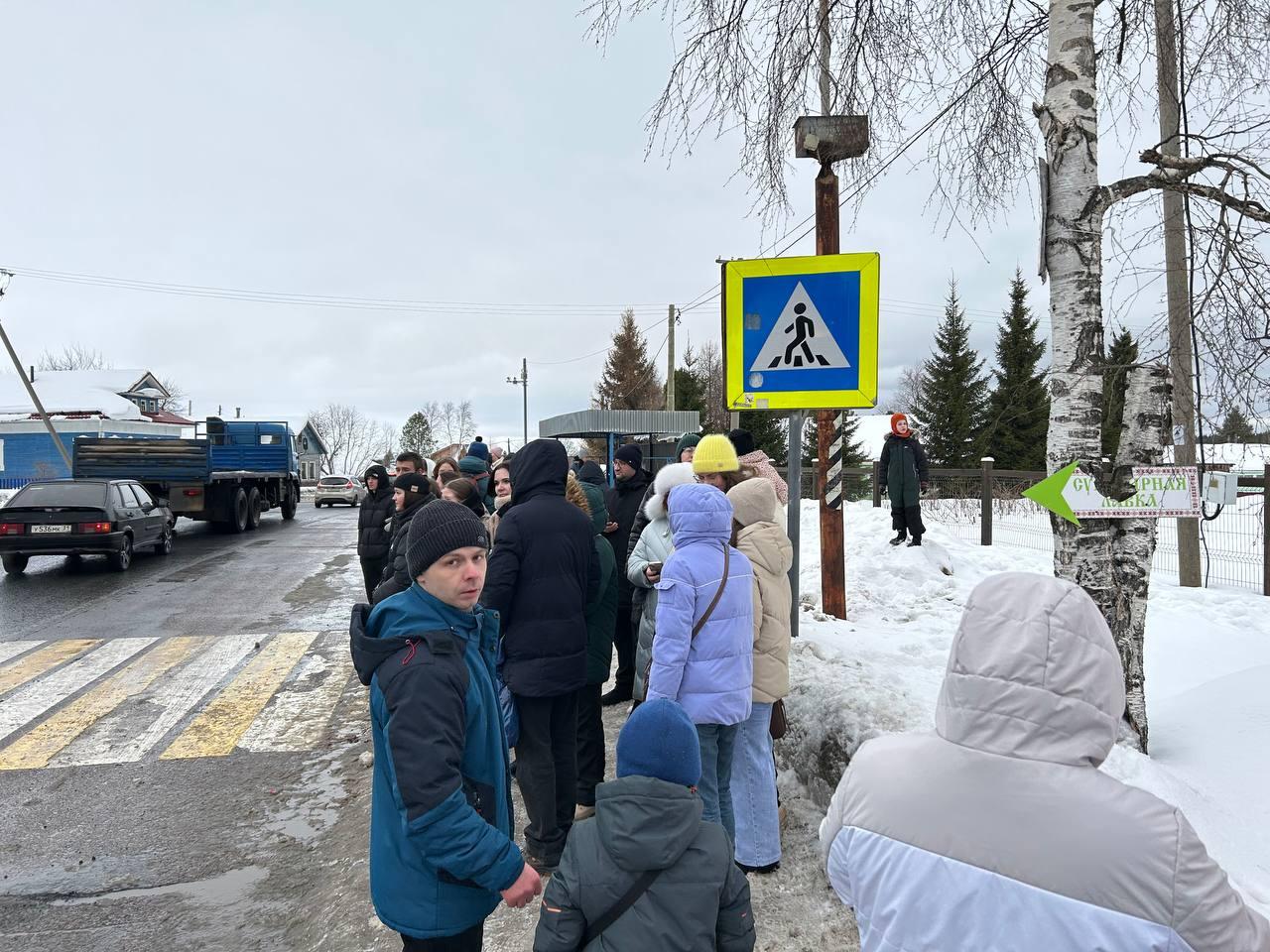 «Такси стоит несколько тысяч, толпа ждет автобус»: показываем, как люди выбираются из «Малых Корел» 