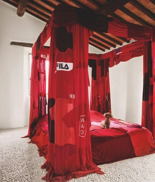 Как живет Гарри Нуриев: дом в Тоскане, где фары вместо люстр и балдахин из футболок