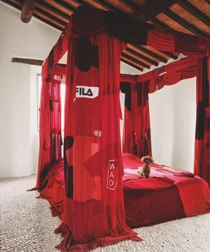 Как живет Гарри Нуриев: дом в Тоскане, где фары вместо люстр и балдахин из футболок