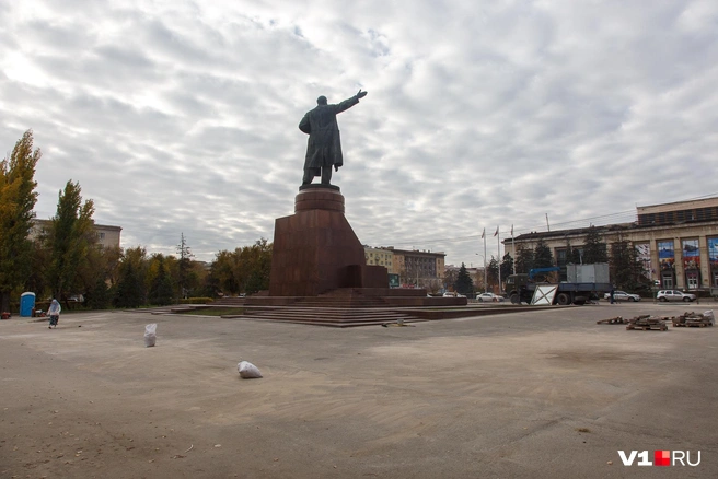 На площади Ленина теперь нет риска быть убитым отвалившейся с постамента массивной плитой | Источник: Константин Завриков / V1.RU