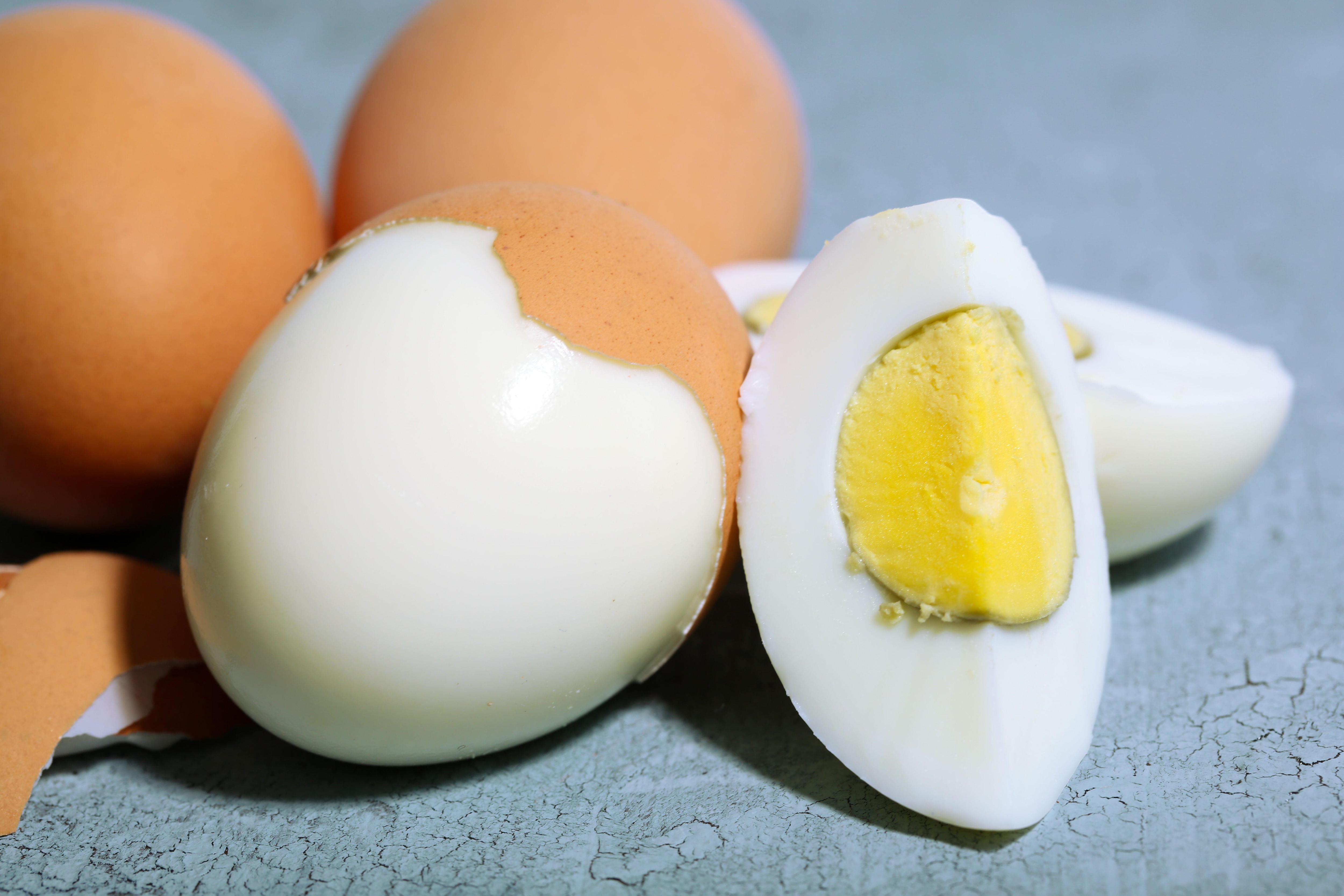 Почему яйца серые. Вареное яйцо желток вокруг серый. Вареное яйцо на белом фоне. Яичный на сером. Серый цвет яйца после варки.