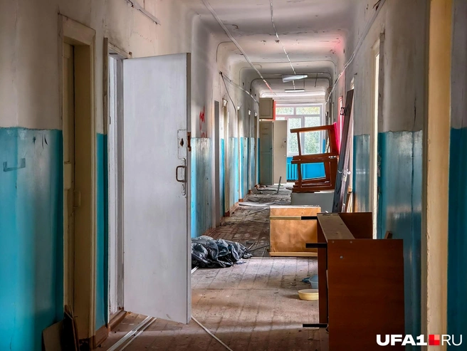 В коридорах мебель и разный мусор | Источник: Булат Салихов / UFA1.RU