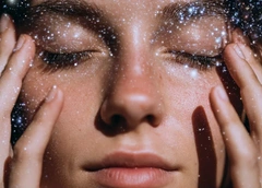 «Cartier — это для меня»: можно ли привлечь богатство и успех, постукивая себя по лицу и телу