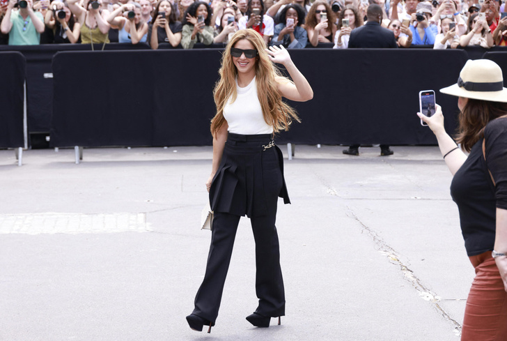 Юбка поверх брюк: Шакира продемонстрировала новый фэшн-прием на Неделе высокой моды в Париже