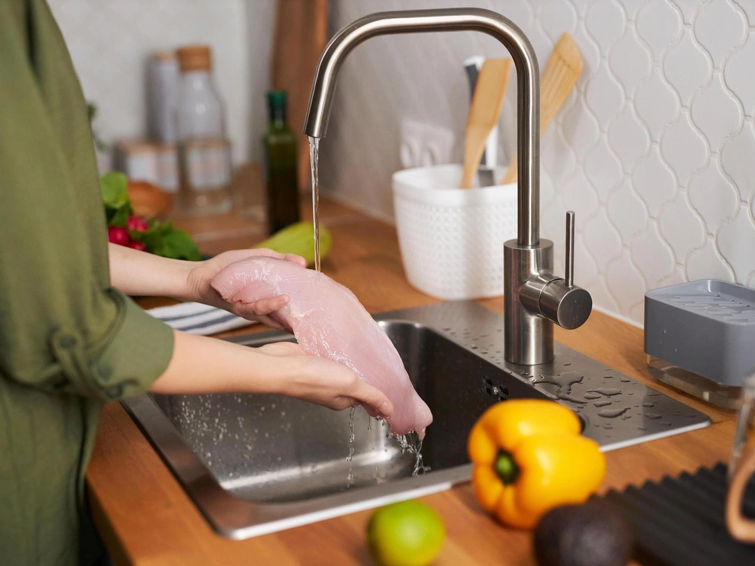 Угробите здоровье: 4 причины, почему нельзя мыть мясо перед готовкой | marieclaire.ru