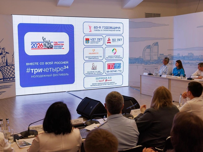Губернатор Андрей Бочаров отметил, что фестиваль стал не только молодежным, но и семейным | Источник: Алексей Волхонский / V1.RU