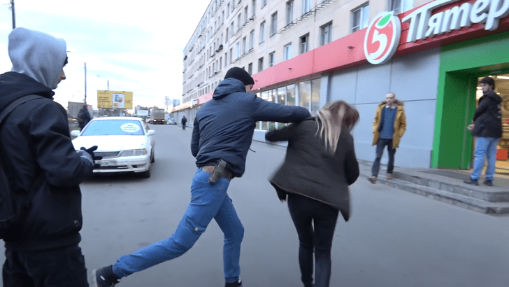 Активист «Стопхама» подрался с девушкой в Петербурге. В комментариях под видео открылась бездна