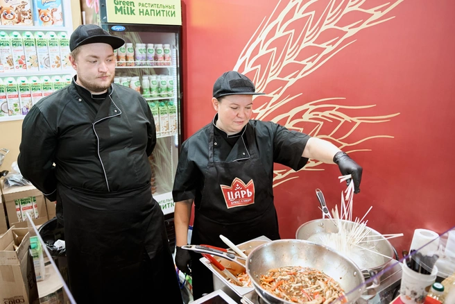 Гостей выставки угощали лапшой wok&nbsp;— соба и удон от «Соющпищепрома» тоже любимы горожанами | Источник: «Союзпищепром»