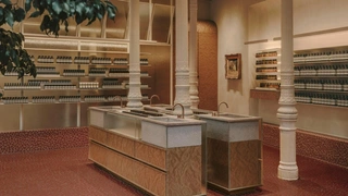 С тонкими колоннами: в Мадриде открылся новый шоурум Aesop