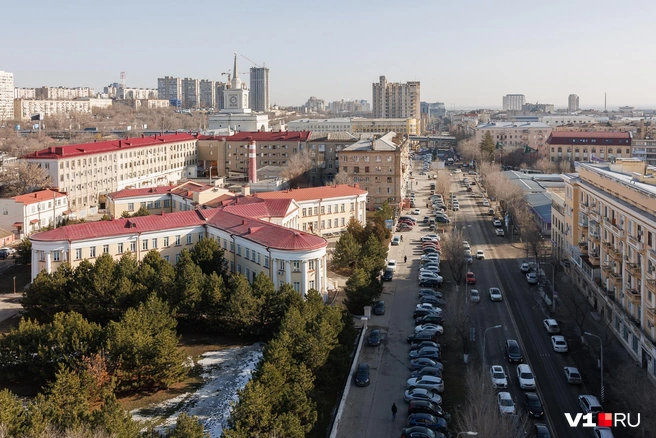 За больницей РЖД сразу виднеется шпиль ж/д вокзала | Источник: Алексей Волхонский / V1.RU