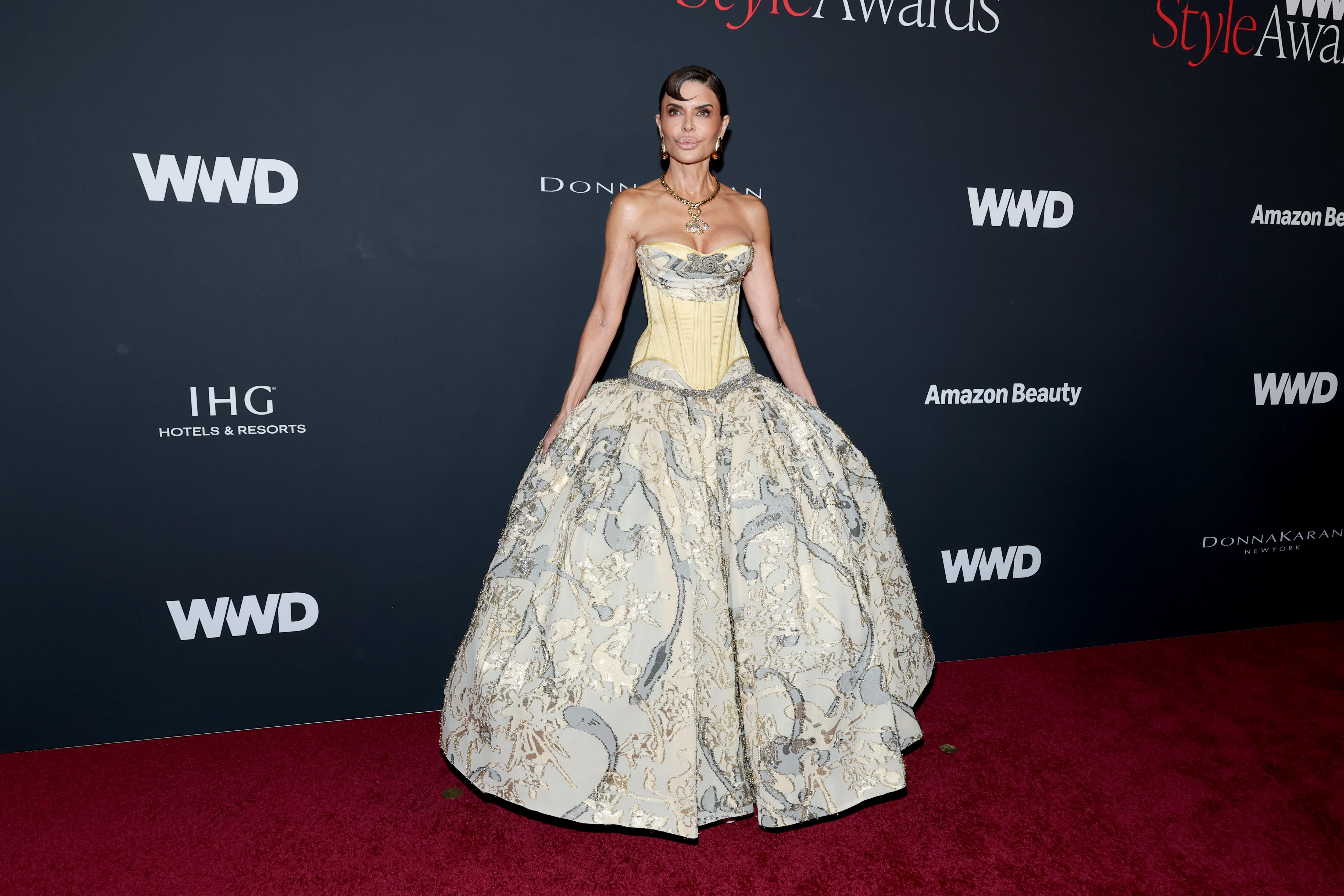 Андерсон вернулась к блонду, Мур  к голым платьям, Стюарт  к странным мини на WWD Style Awards