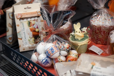 Три натуральных способа окрасить пасхальные яйца