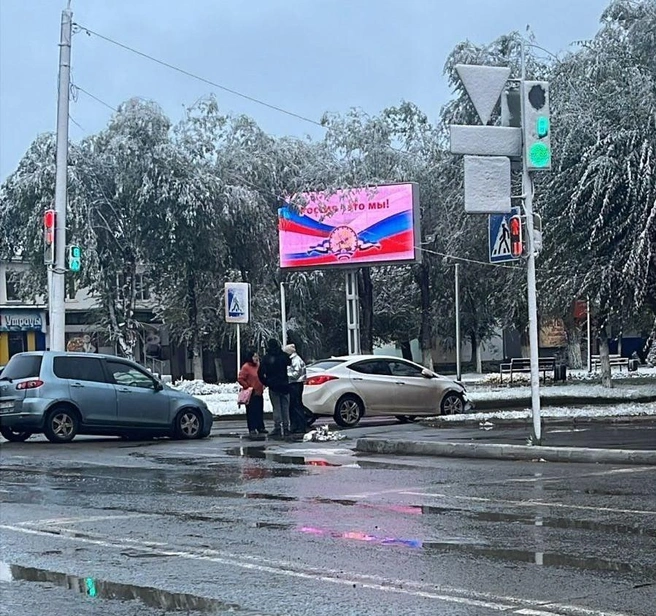 То ли колесо отвалилось, то ли машина в яму угодила | Источник: На дорогах Сибая / vk.com